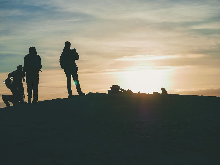 group of people standing atop of mountain, silhouette photography of person on hill HD wallpaper
