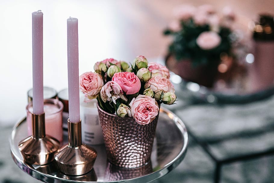 Side table with pink decorations, flowers, pink roses, home decor, HD wallpaper