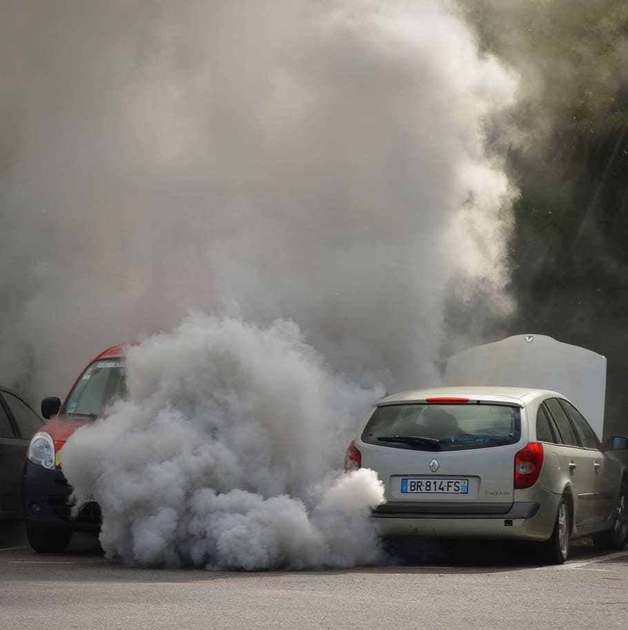 vehicle blowing smoke on parking area beside red car, non, panne, HD wallpaper