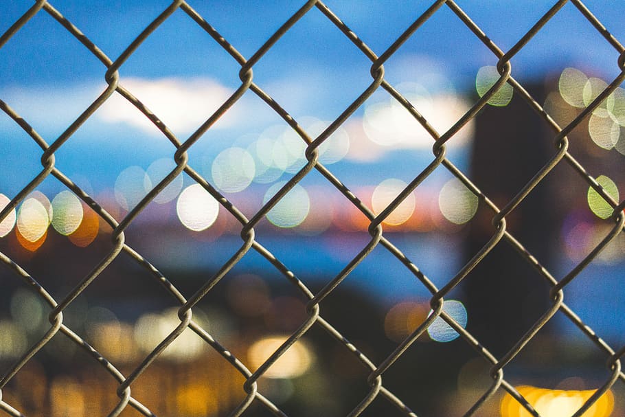 gray fence, bokeh light photography, lights, night, city, chainlink fence HD wallpaper