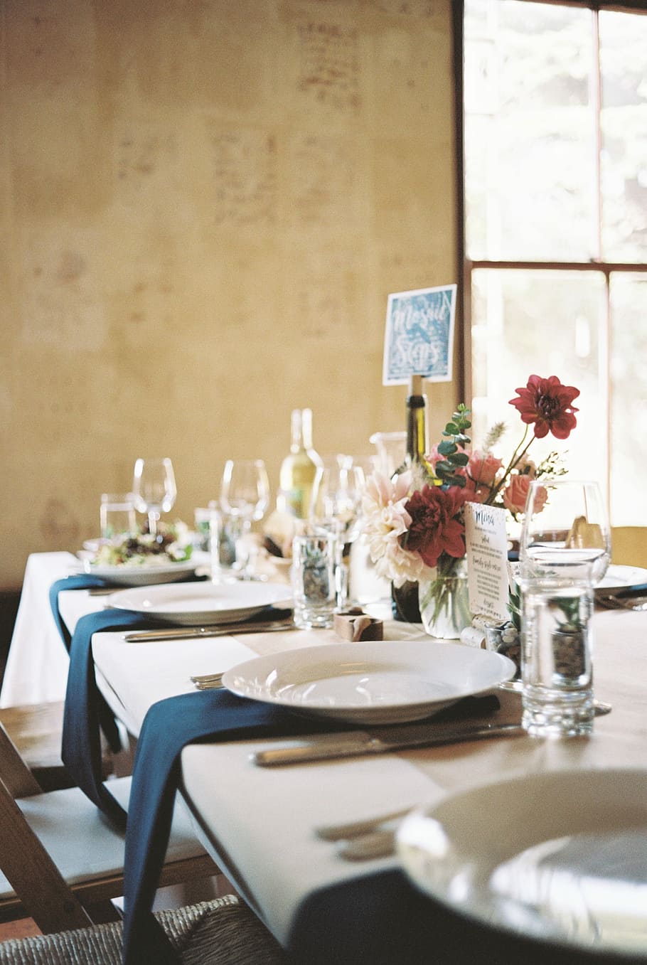 Reception Details, selective focus photography of plate on top of table HD wallpaper