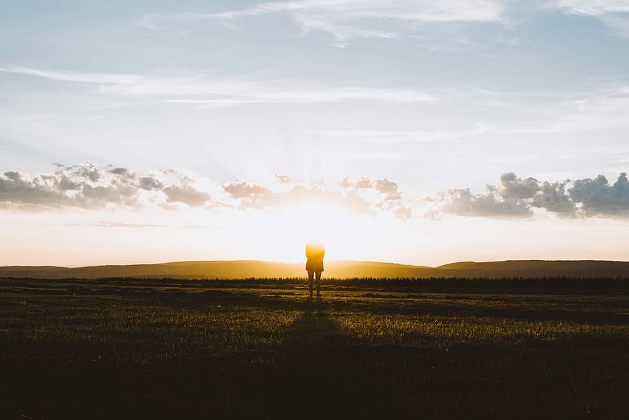 silhouette of person standing facing sun, silhouette photography of person standing under sun rise HD wallpaper