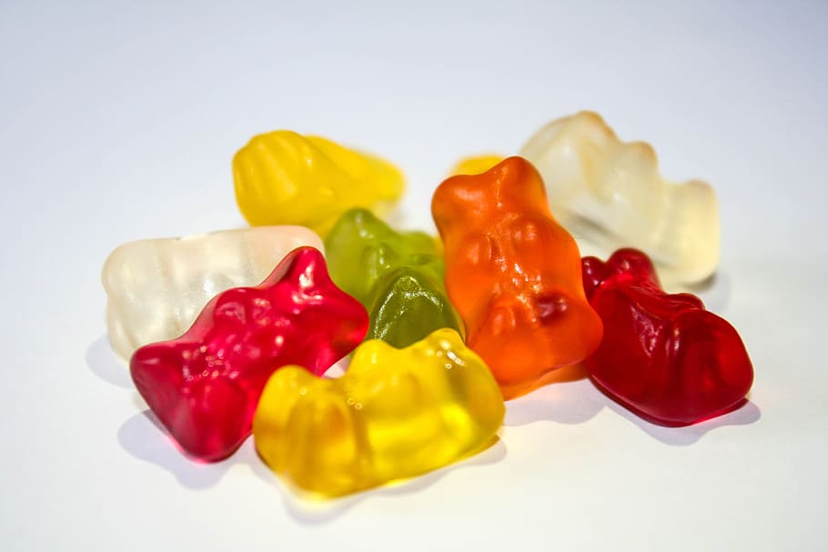 assorted-color gummy bears on white surface, gummibärchen HD wallpaper