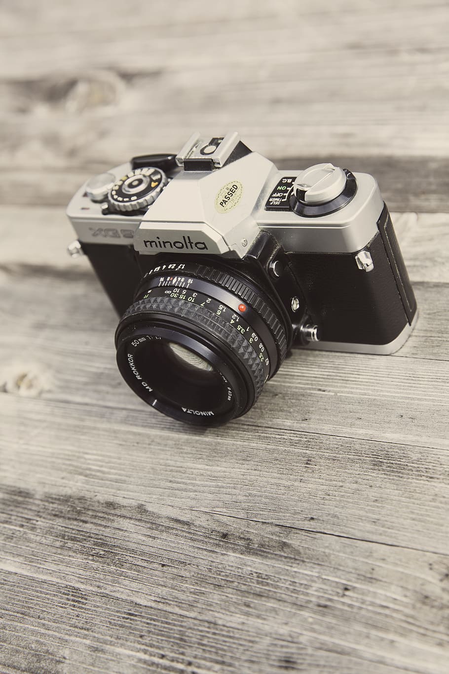 Minolta Camera on Wooden Surface, technology, camera - Photographic Equipment HD wallpaper