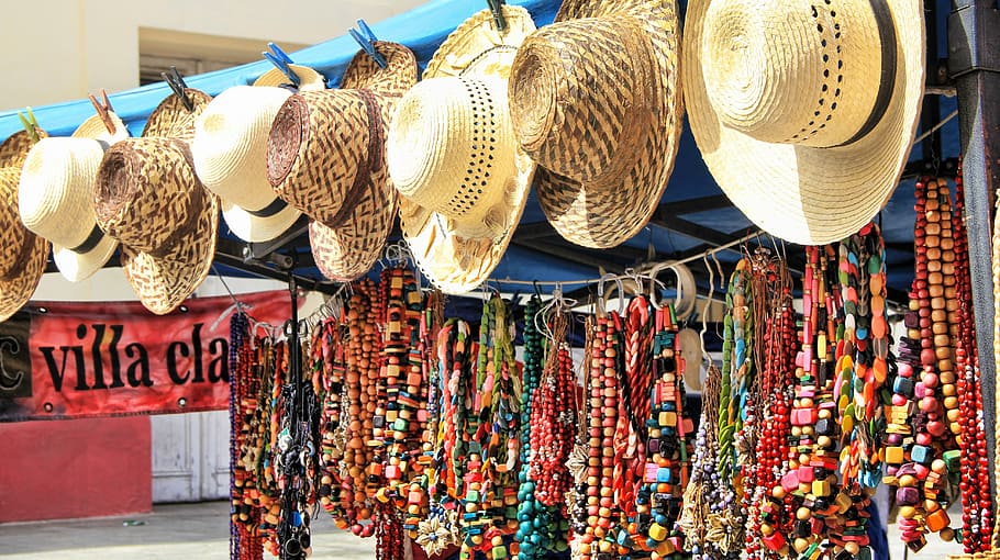 bunch of hats placed outside, Cuba, Souvenir, Straw Hat, Chains HD wallpaper