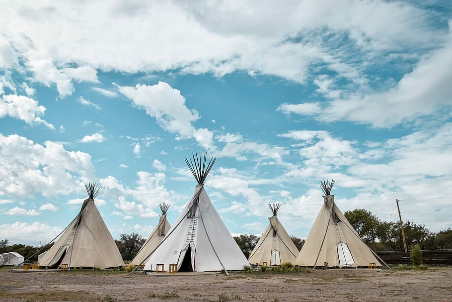 five tippi tents during day time, tiki tents under cirrus clouds HD wallpaper