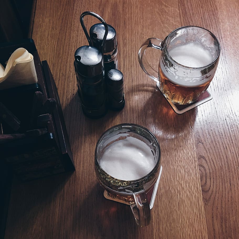 Beer in a pub, drink, wood, table, wood - Material, brown, drinking glass HD wallpaper