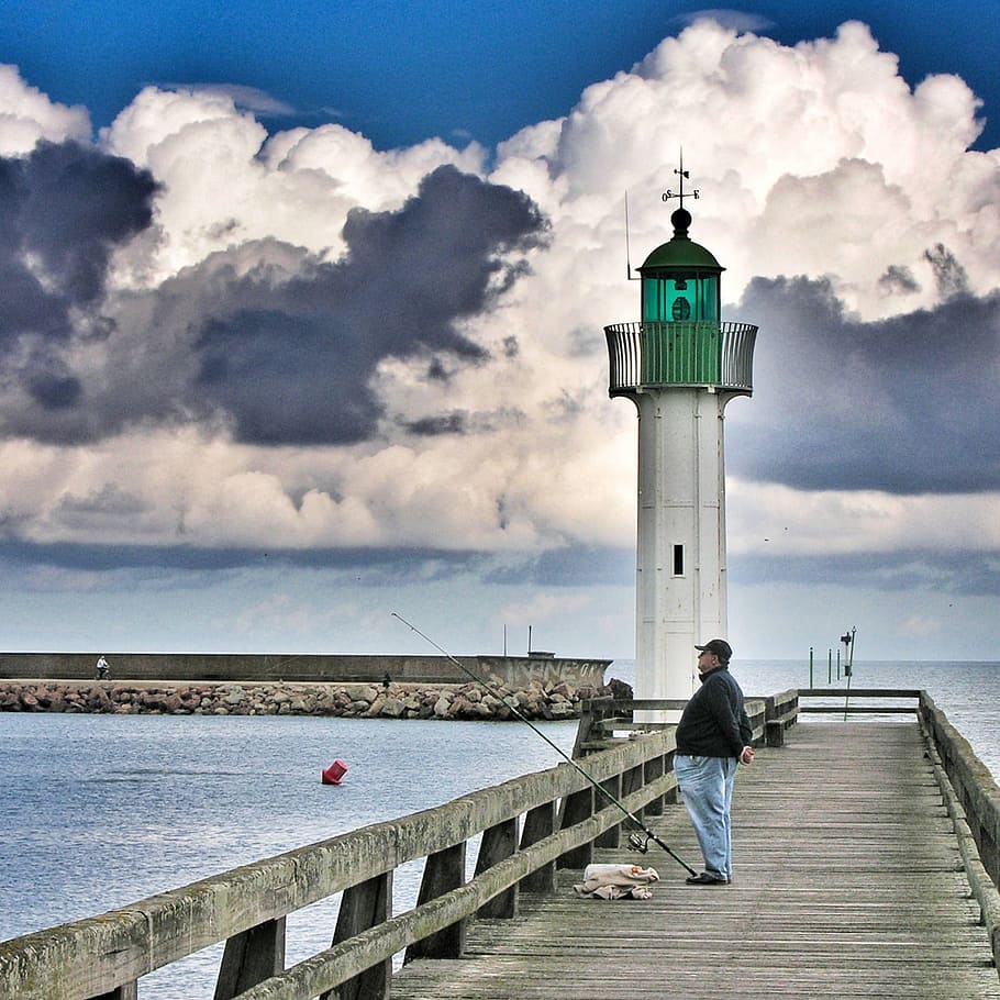lighthouse, sky, blue, clouds, water, beach, tower, sea, web HD wallpaper