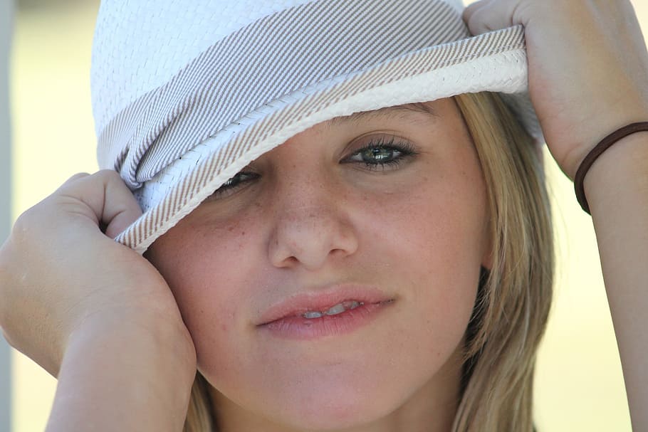 woman wearing white and gray hat, girl, playing, face, eyes HD wallpaper