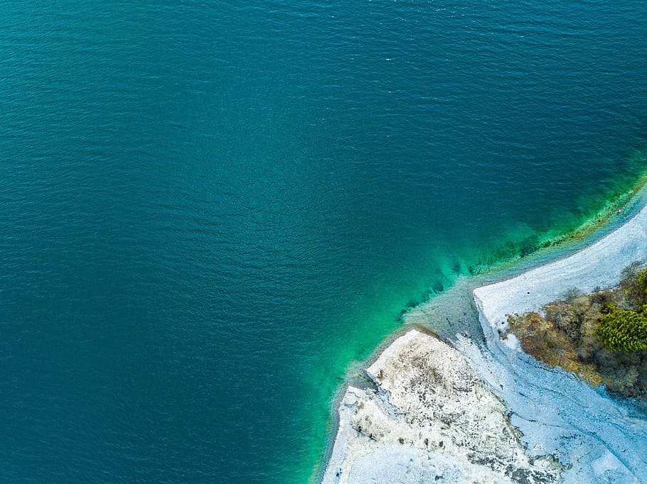 aerial photography of sea shoe, aerial photography of body of water near the land HD wallpaper