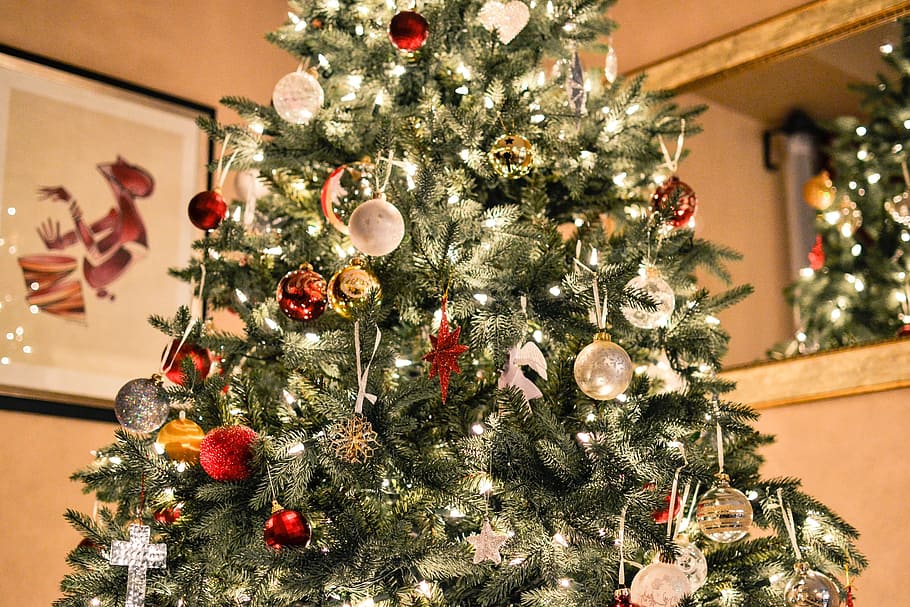 green Christmas tree photography, lights, decoration, ornaments HD wallpaper