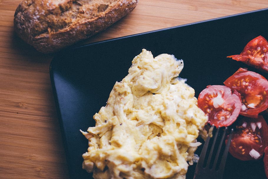 scrambled eggs, tomatoes, bread, breakfast, food and drink HD wallpaper