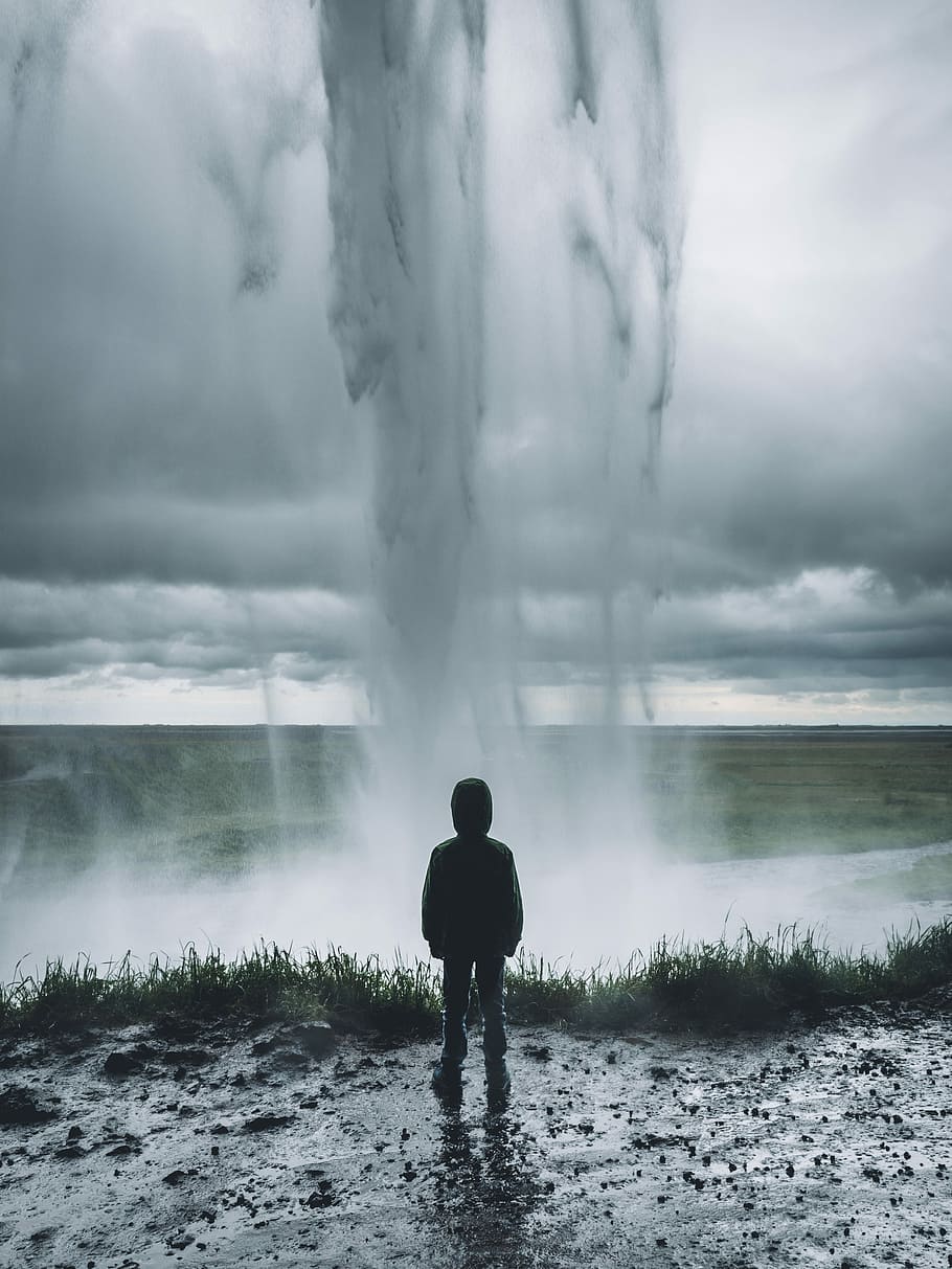 toddler standing in front of water formation, boy standing facing sea HD wallpaper