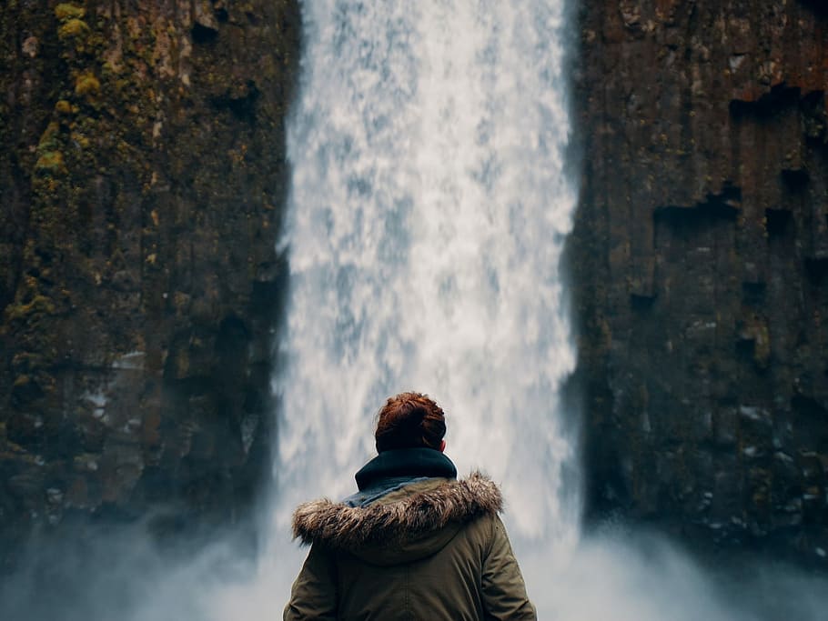man standing in front of waterfall, man standing in front of a waterfalls HD wallpaper