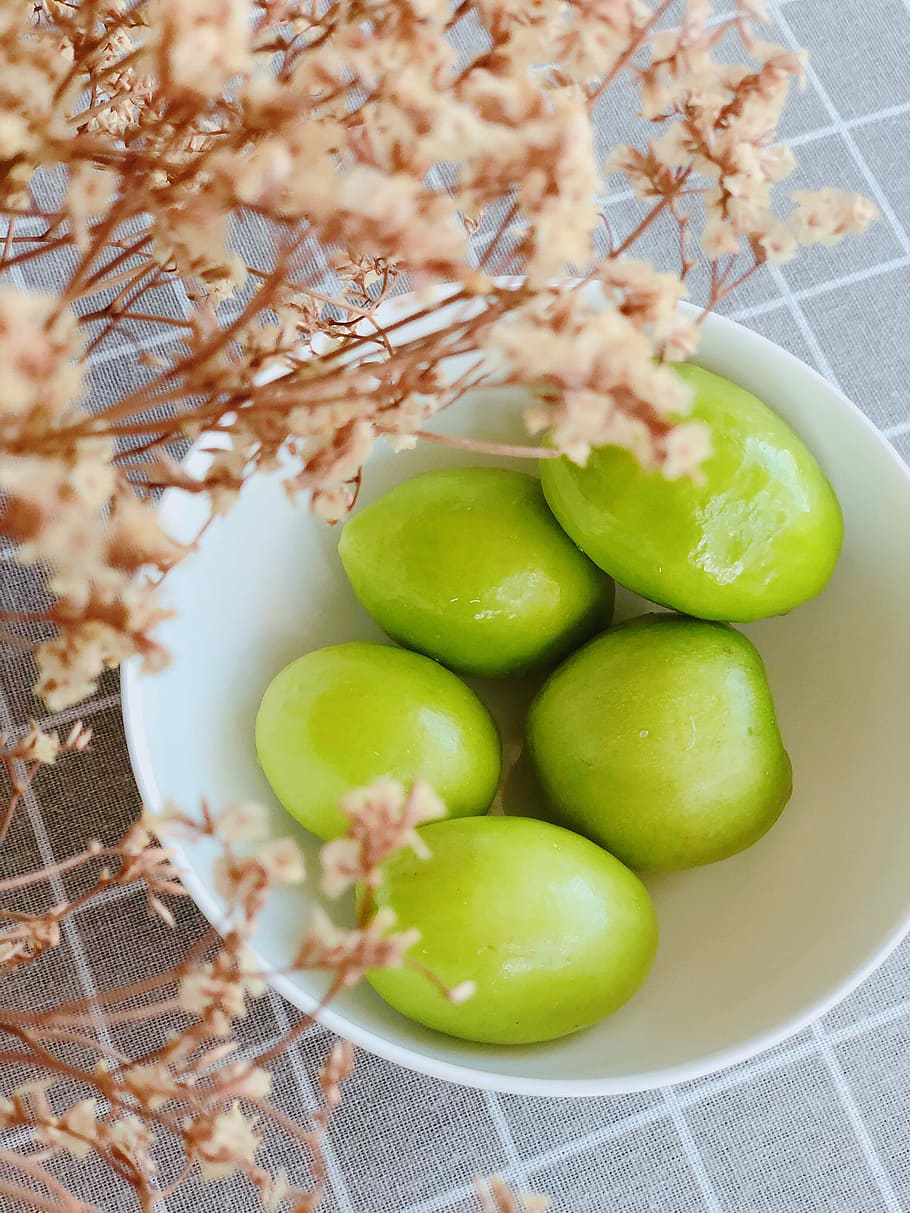 five limes in bowl, five green fruits in white ceramic bowl, plant HD wallpaper