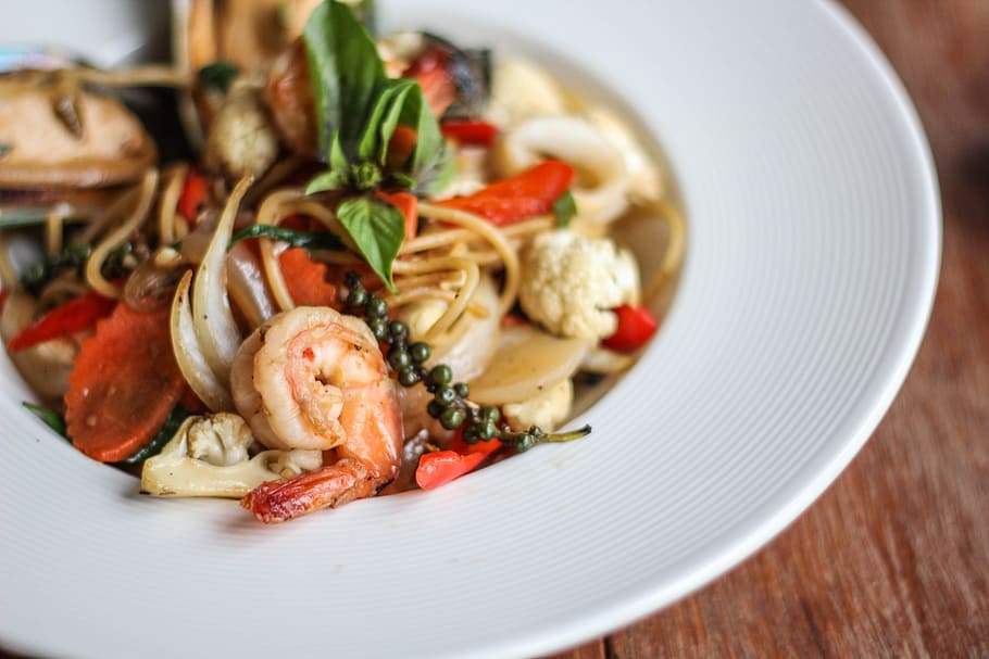 shrimp with vegetable on round white ceramic plate, spaghetti, HD wallpaper