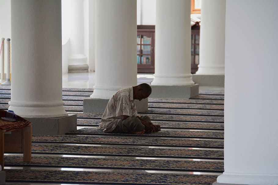 man sitting on brown concrete tile, mosque, praying, muslim, islam, HD wallpaper