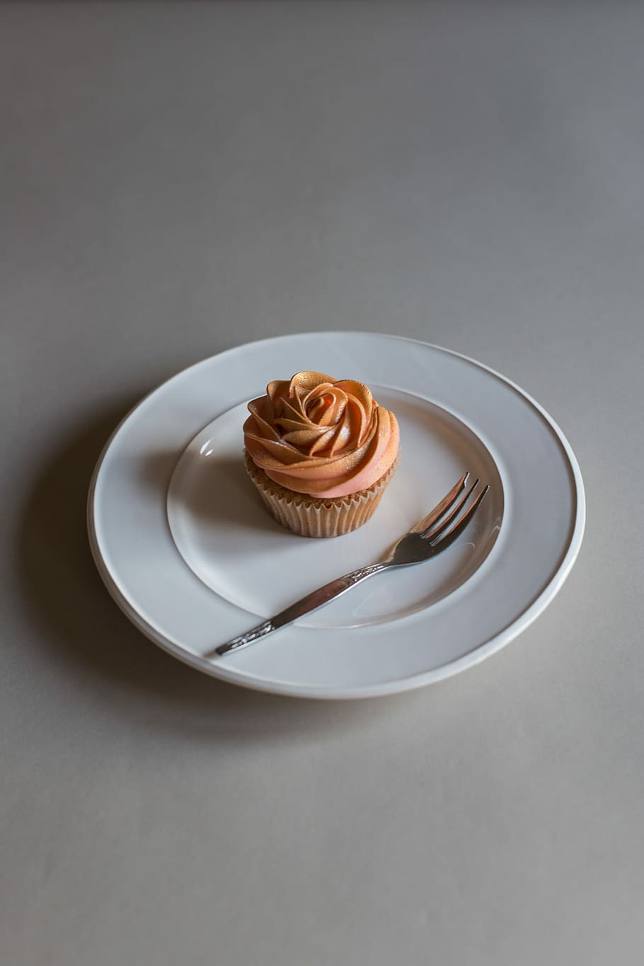 round ceramic plate with cupcake on top, cupcake beside gray steel fork on white ceramic plate HD wallpaper