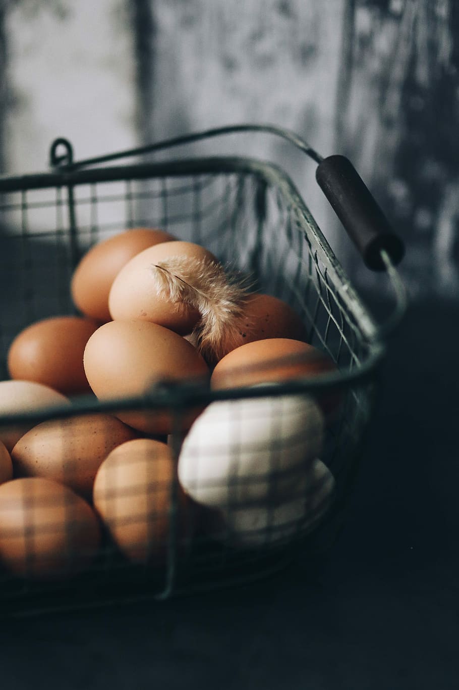 Metal wire basket with eggs, food, freshness, organic, nature, HD wallpaper