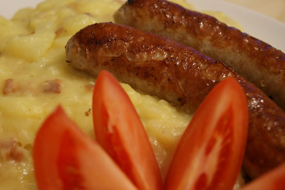 bratwurst, potatoes, salad, tomatoes, bacon, eat, food, food and drink HD wallpaper