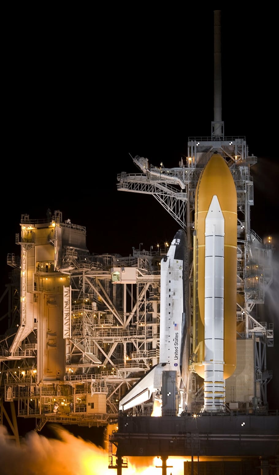 space shuttle, rollout, launch pad, pre-launch, astronaut, mission HD wallpaper