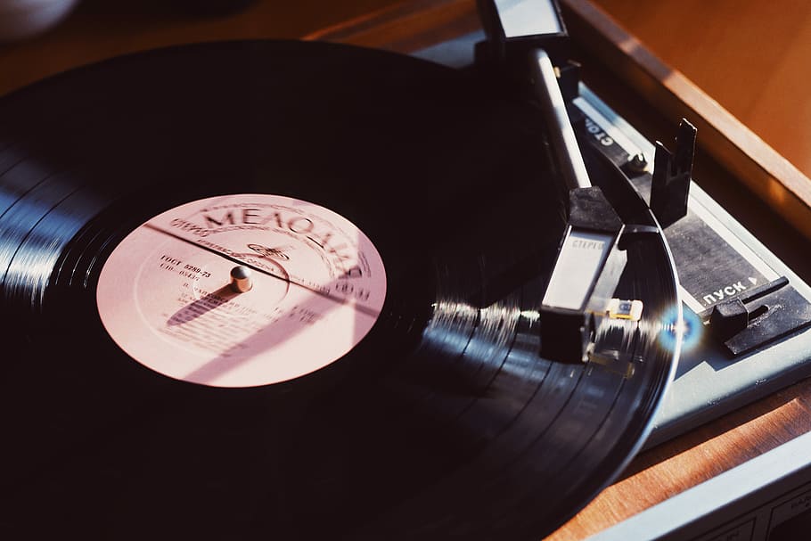 black vinyl record album on turntable, vinyl record playing on turntable HD wallpaper