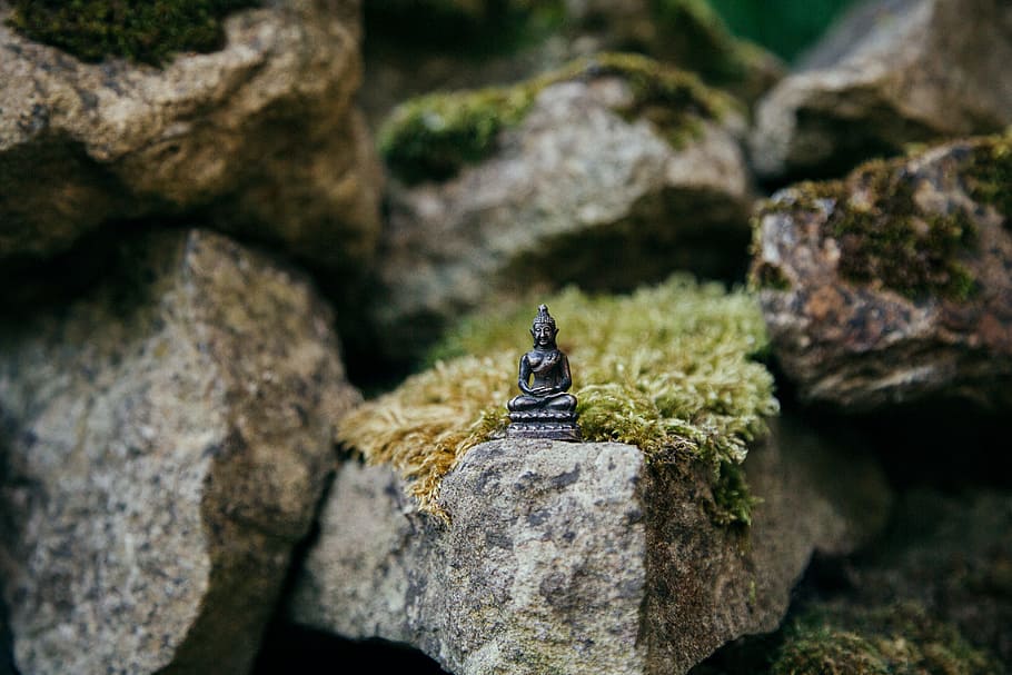 brown Buddha miniature on stone, Gautama Buddha miniature on gray stone HD wallpaper