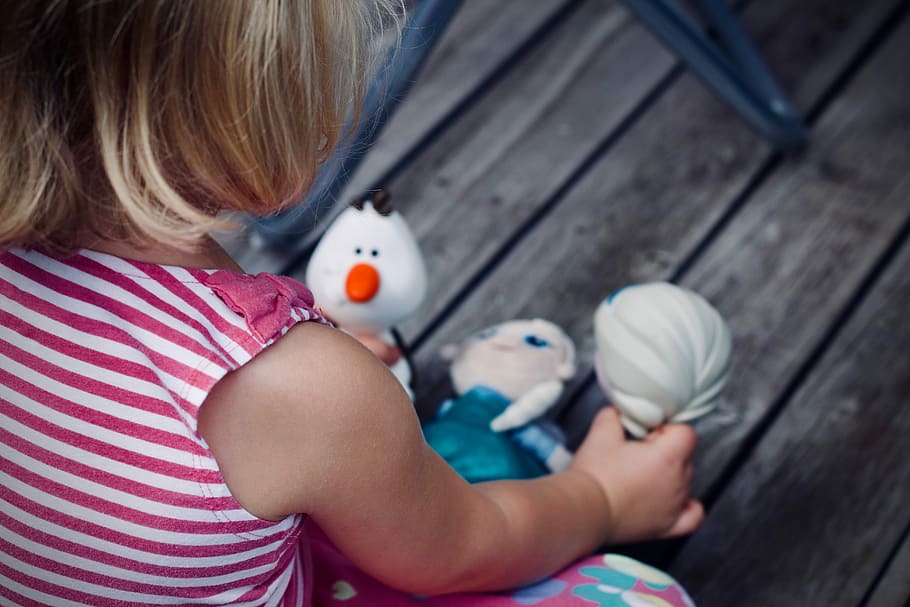 girl playing Disney Frozen character toy, girl holding Frozen Olaf and Elsa plush toy while playing HD wallpaper