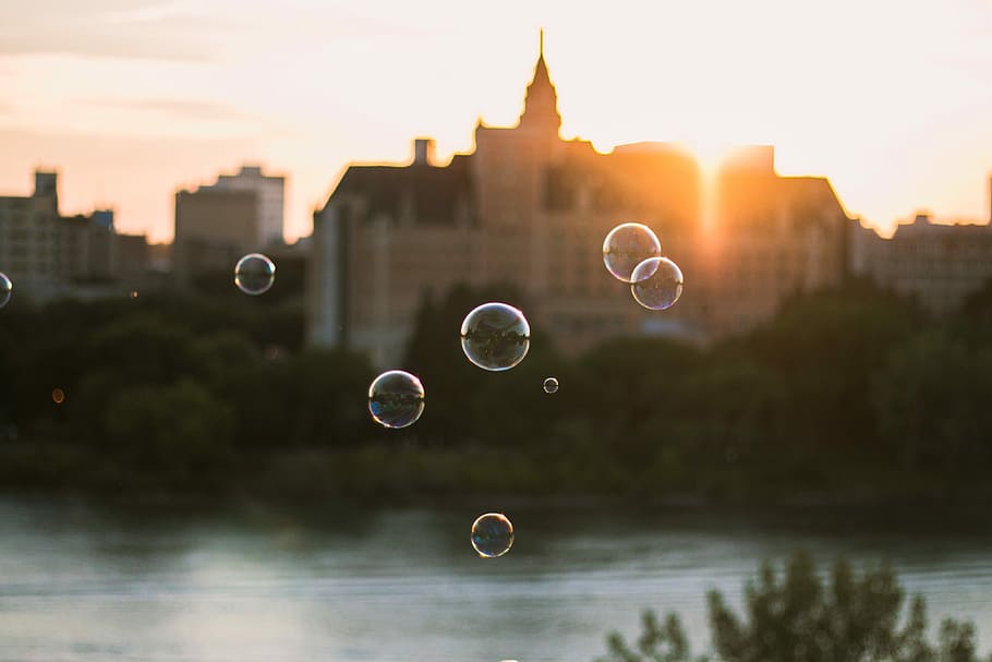 shallow focus photography of bubbles near body of water, selective photo of bubbles HD wallpaper