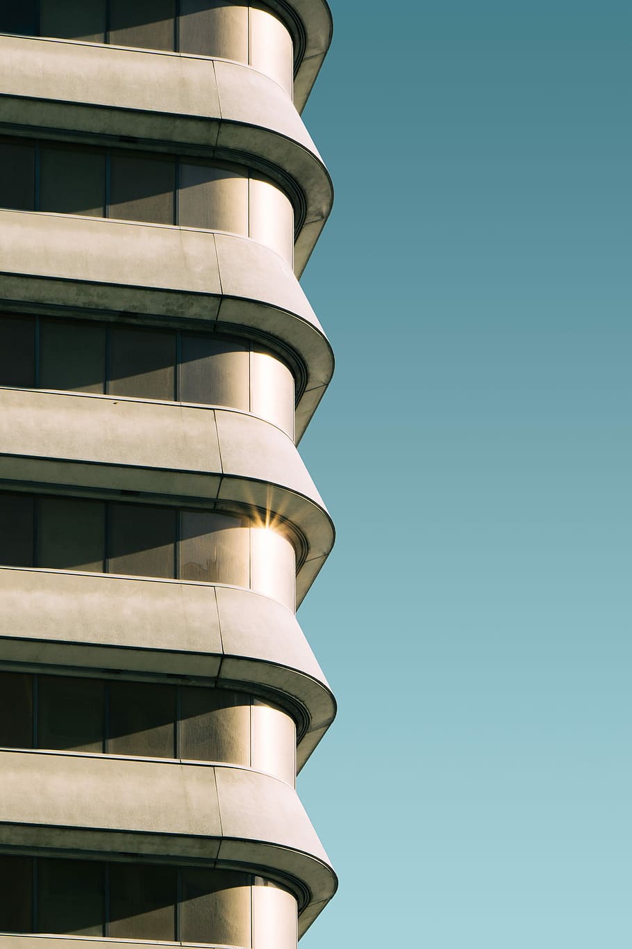 grey concrete high-rise building, closeup photo of white building HD wallpaper