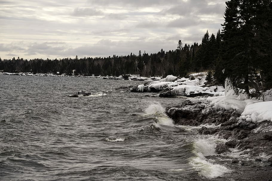 Waves in the winter on the Lake Superior Landscape at Cascade River State Park, Minnesota HD wallpaper