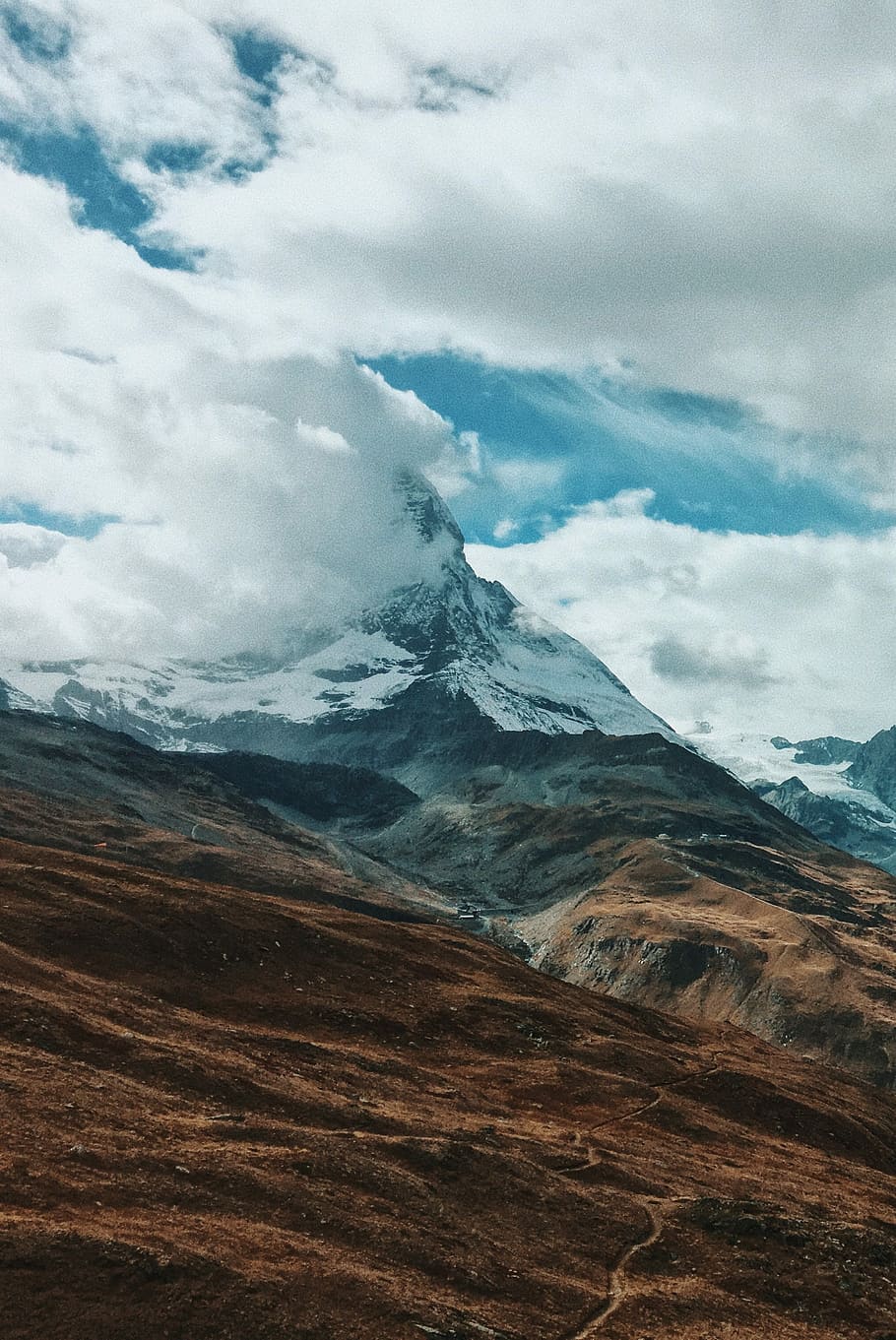 snow-capped mountain covered in cloud, snow capped mountains near field at daytime HD wallpaper