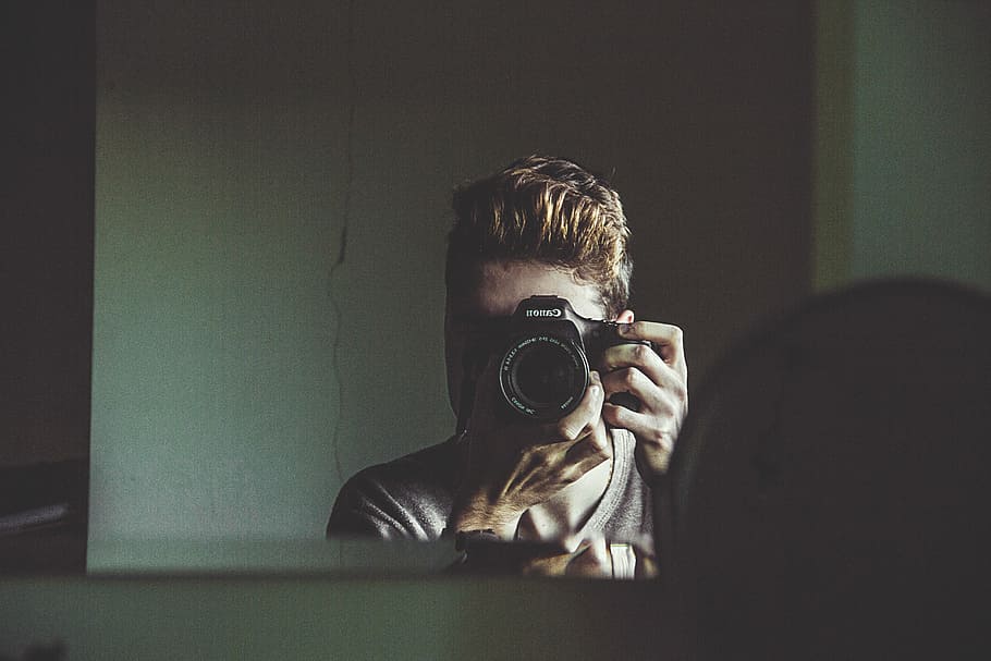 man holding a black DSLR camera, men, camera - Photographic Equipment HD wallpaper