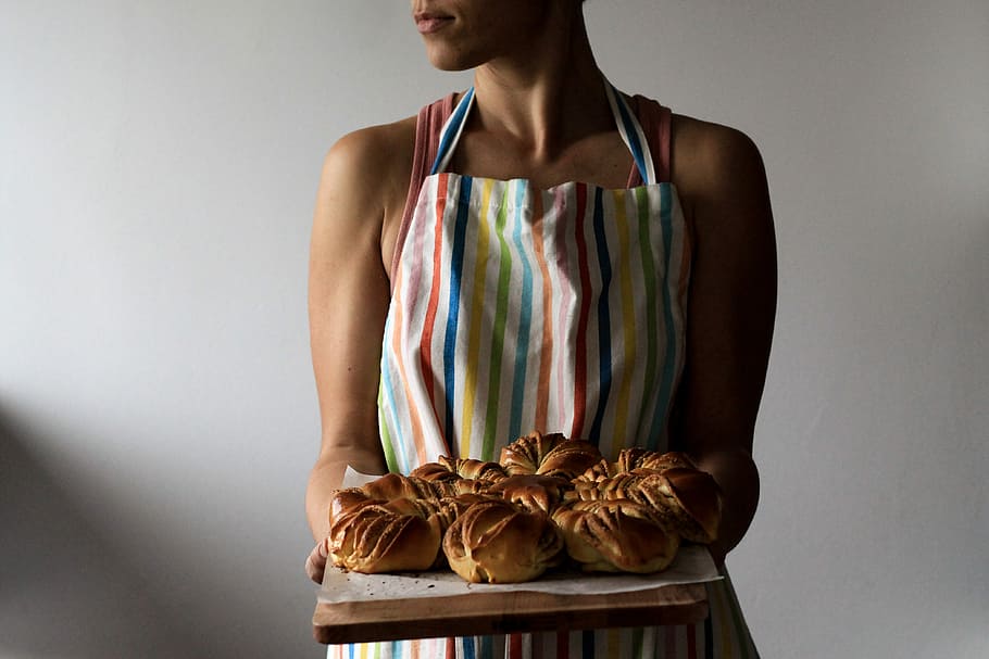 woman holding tray with breads, woman holding a tray with breads inside white room HD wallpaper