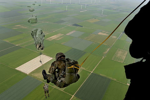 parachute, skydiving, parachuting, jumping, training, military HD wallpaper