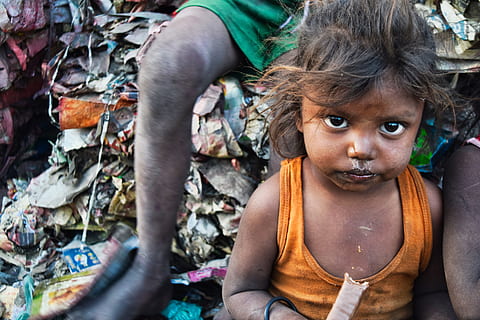 children sitting holding food, poor, india, poverty, people HD wallpaper
