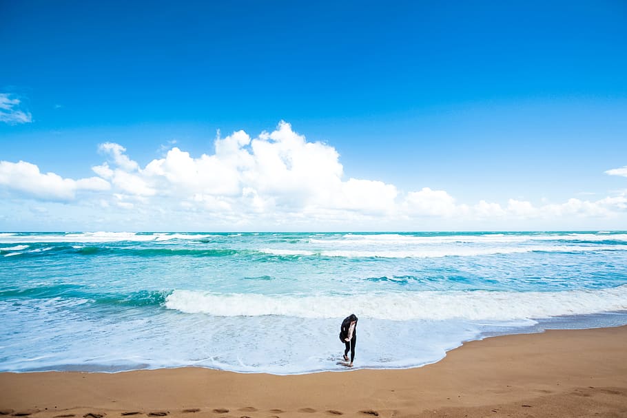 person standing near shore, person standing on a seashore, blue sky HD wallpaper