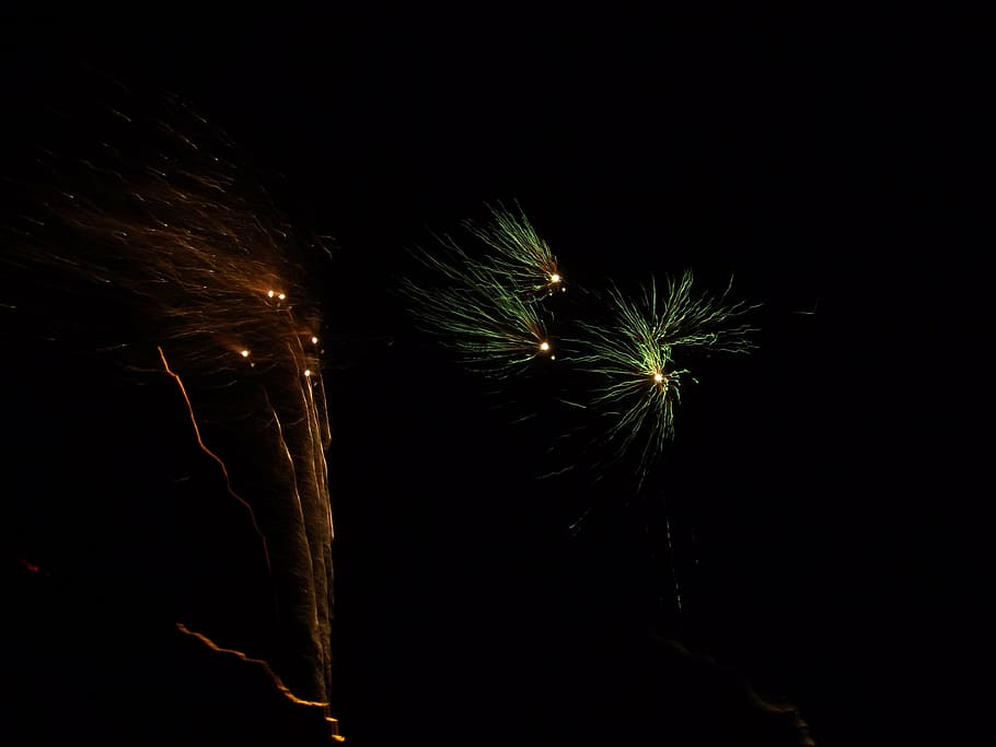yellow and green fireworks display, sylvester, 2013, year, new year's day HD wallpaper