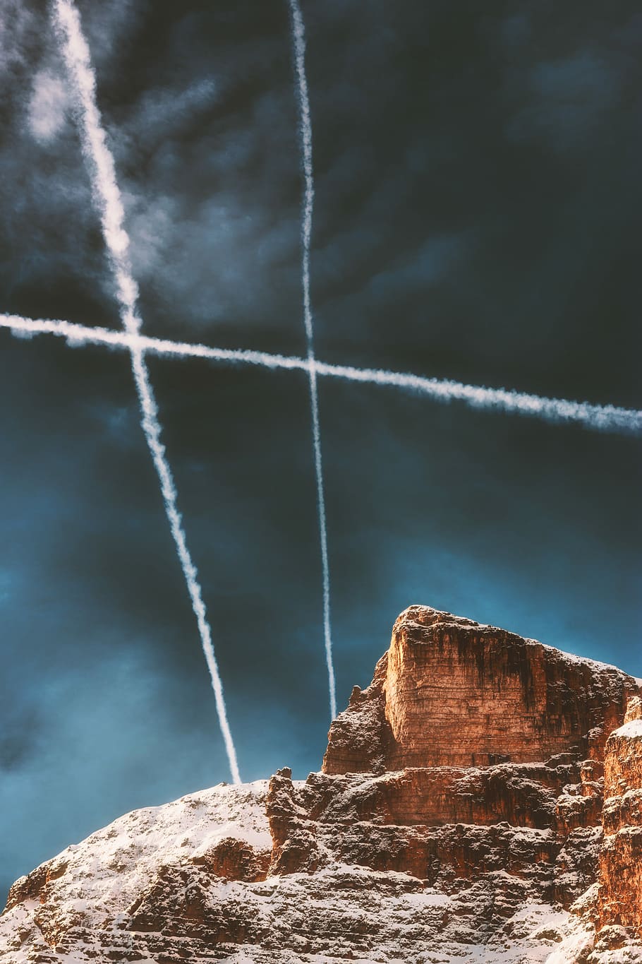 brown rock formations under contrails, brown rock formation at daytime HD wallpaper