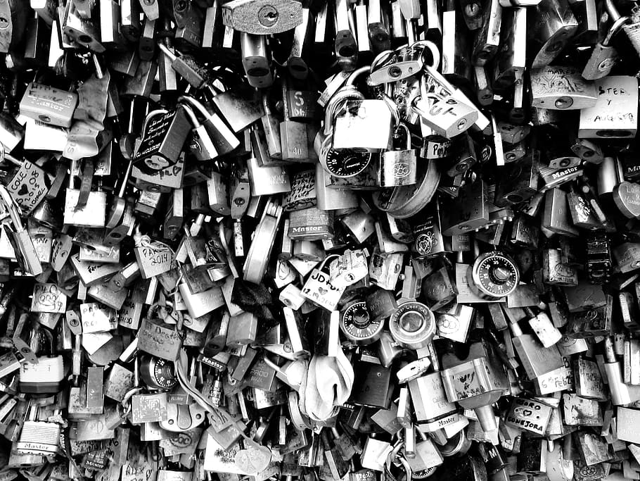 padlock, bridge of lovers, paris, pont des arts, message, black and white, HD wallpaper