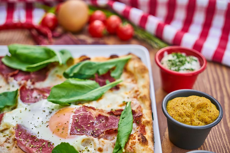 pizza, tomato, bacon, meat, sauce, table, egg, dough, food, HD wallpaper
