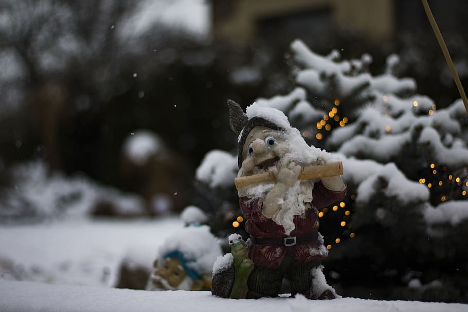 gnome, dwarf, snow, winter, white, bokeh, nature, lights, christmas HD wallpaper