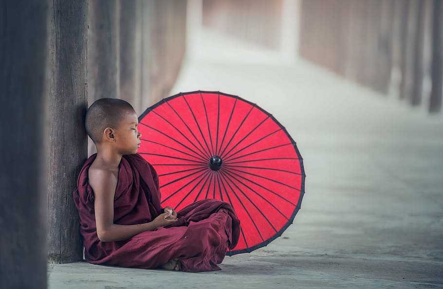 photo of child monk in maroon robe sitting on floor beside red parasol, HD wallpaper