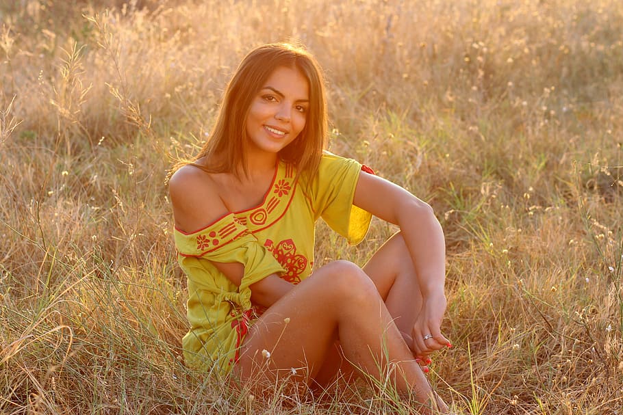 girl, grass, sunset, light, nature, in the evening, bfe, brown eyes HD wallpaper