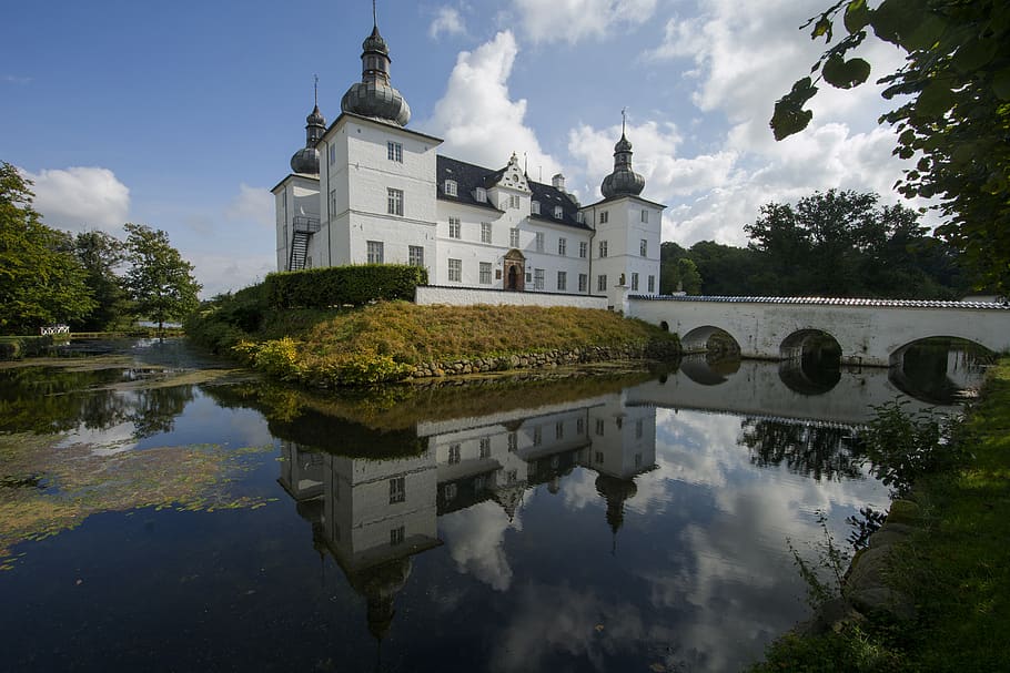 castle, mirror image, reflection, engelsholm, moat, architecture