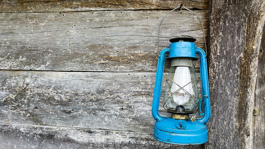 blue kerosene lamp hanging on wooden wall, blue kerosene lamp hanging on the wall HD wallpaper