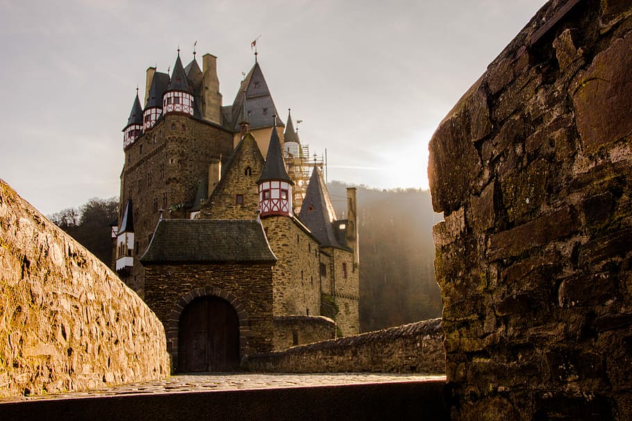 Castle from the perspective of a mouse, brown concrete castle HD wallpaper