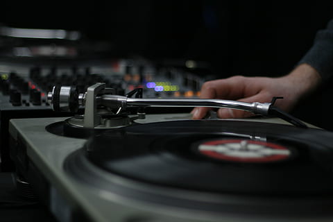person using black turntable, man, dj, mixer, technology, recorder HD wallpaper
