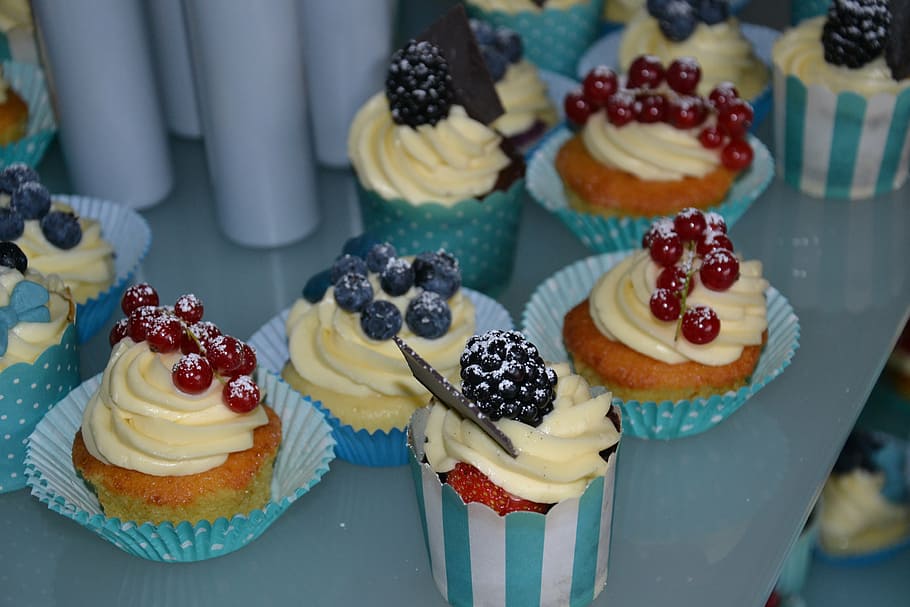 cupcakes with berry toppings, pastry, fruit, food, food and drink HD wallpaper