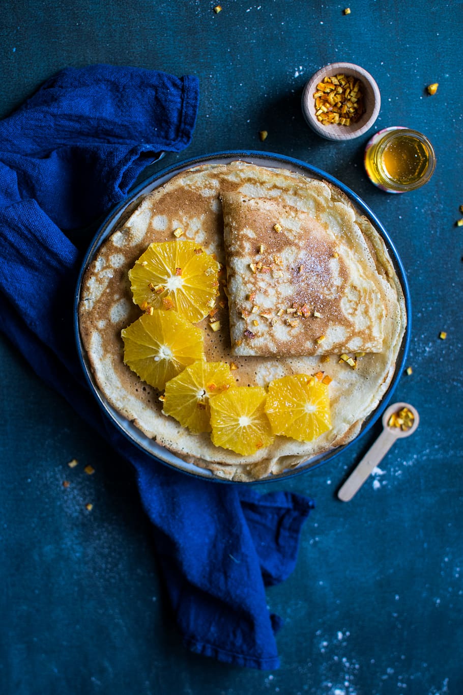 pita bread on blue plate beside white plastic spoon, hot cake HD wallpaper